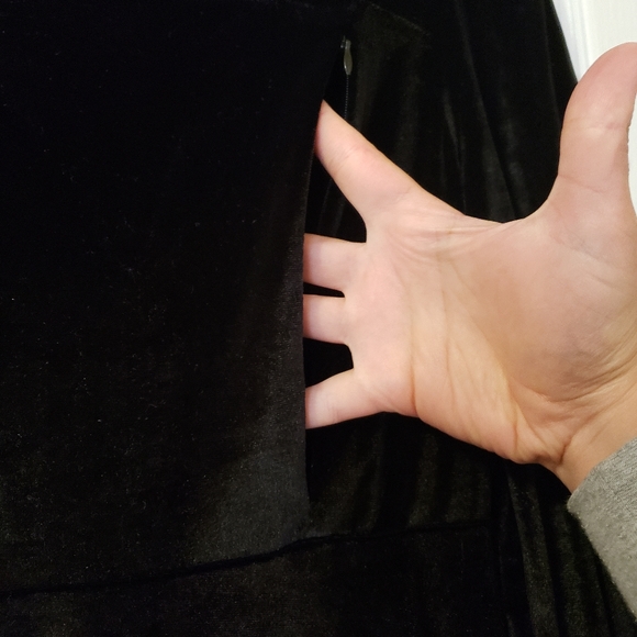 Yi Nuo Qiu Shui Large Black Velvet Maternity Dress - Picture 3 of 7